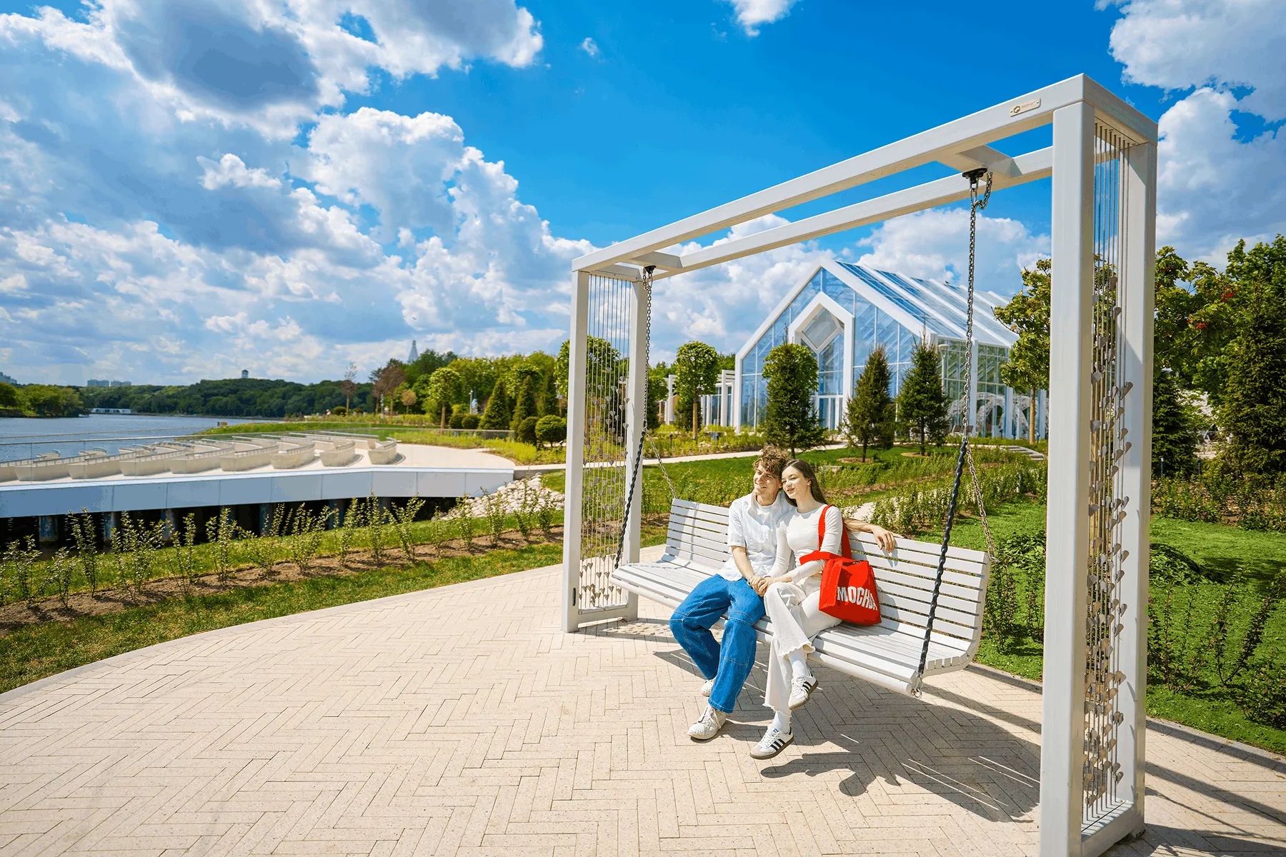 Romantic date on Kolomenskoe embankment